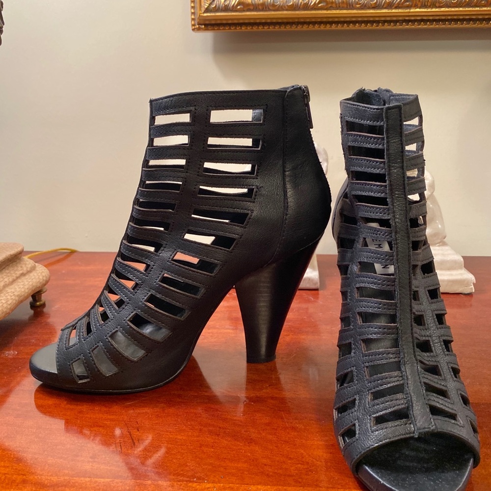 Steve Madden black leather high heels Size 10